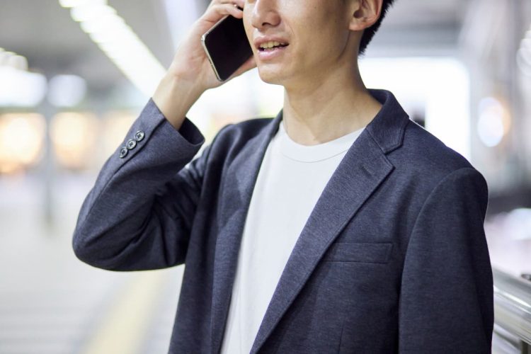 電話をかける男性