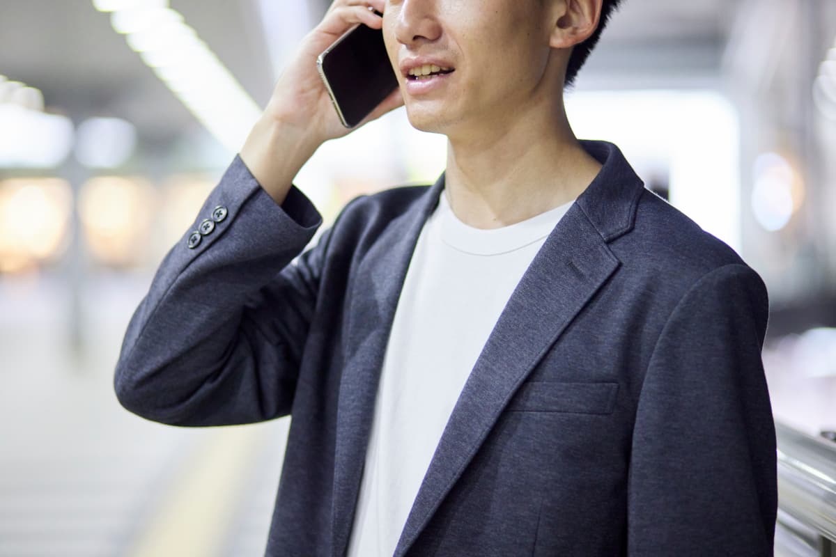 電話をかける男性