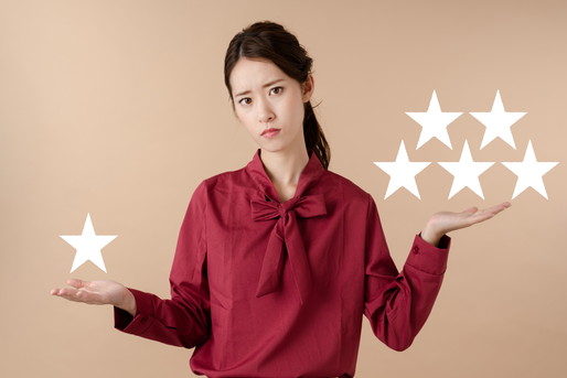 メリットとデメリットを比べる女性