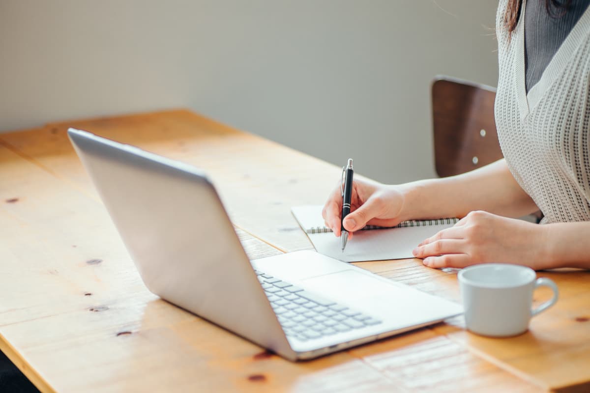 資格取得の勉強をする女性