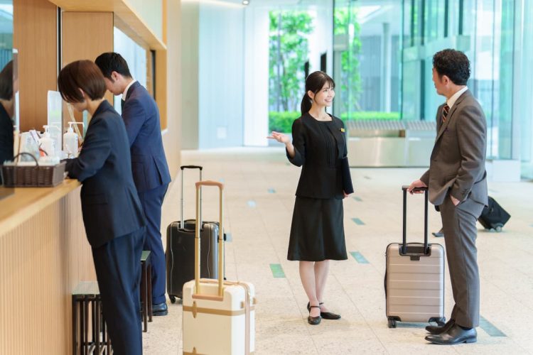 ホテルでチェックインの案内をする女性コンシェルジュ