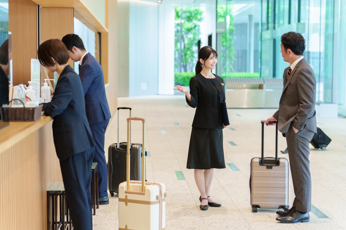ホテルでチェックインの案内をする女性コンシェルジュ