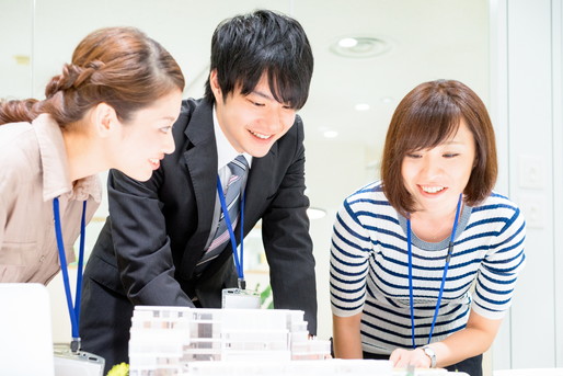 仕事をする男女