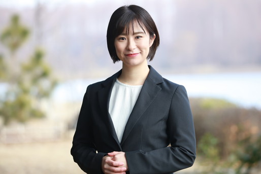 スーツ姿の女性