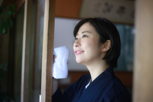 旅館で働く女性