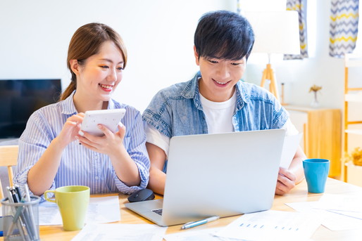移住先を調べる夫婦