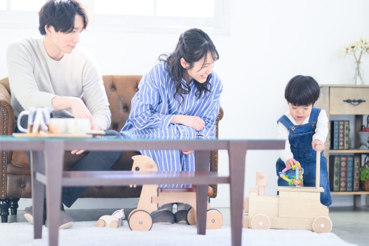 新居で過ごす家族3人