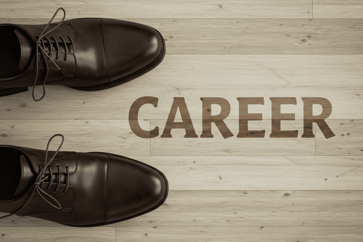 木目床に並ぶ革靴とキャリアパス