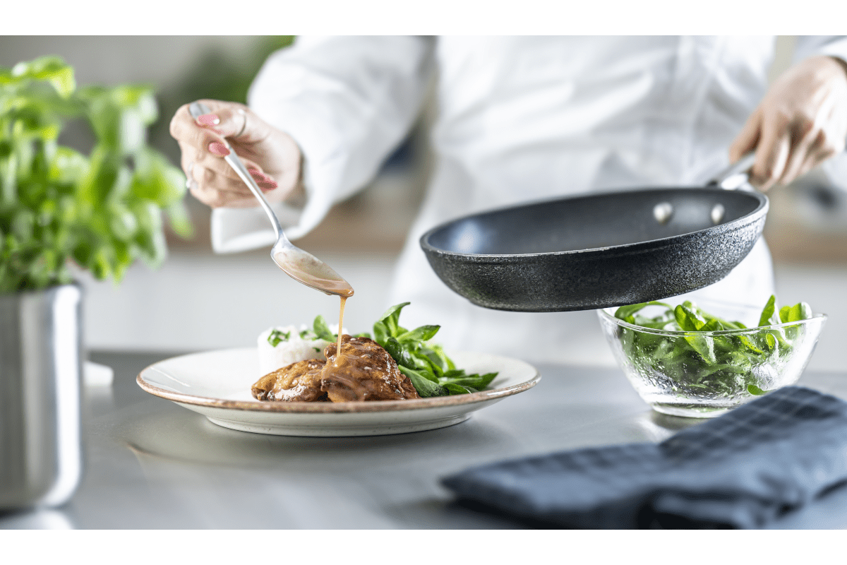 料理をするシェフの手元