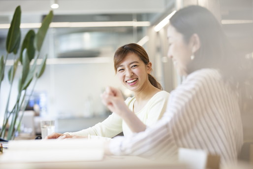 笑顔で談笑する女性たち