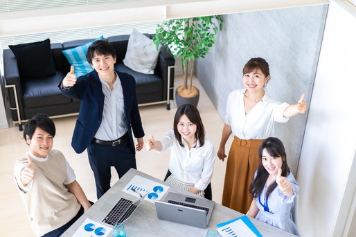 ガッツポーズをする人たち