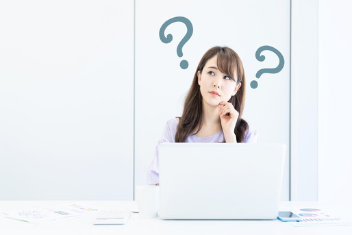 悩む女性