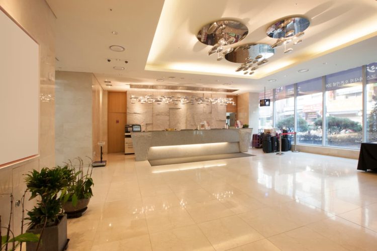ホテルのおしゃれなロビー