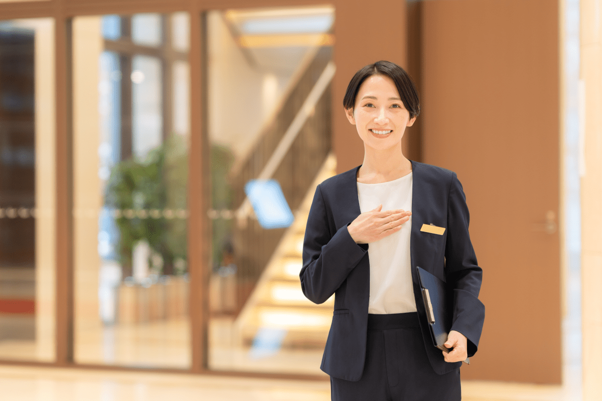 笑顔の女性ホテルスタッフ