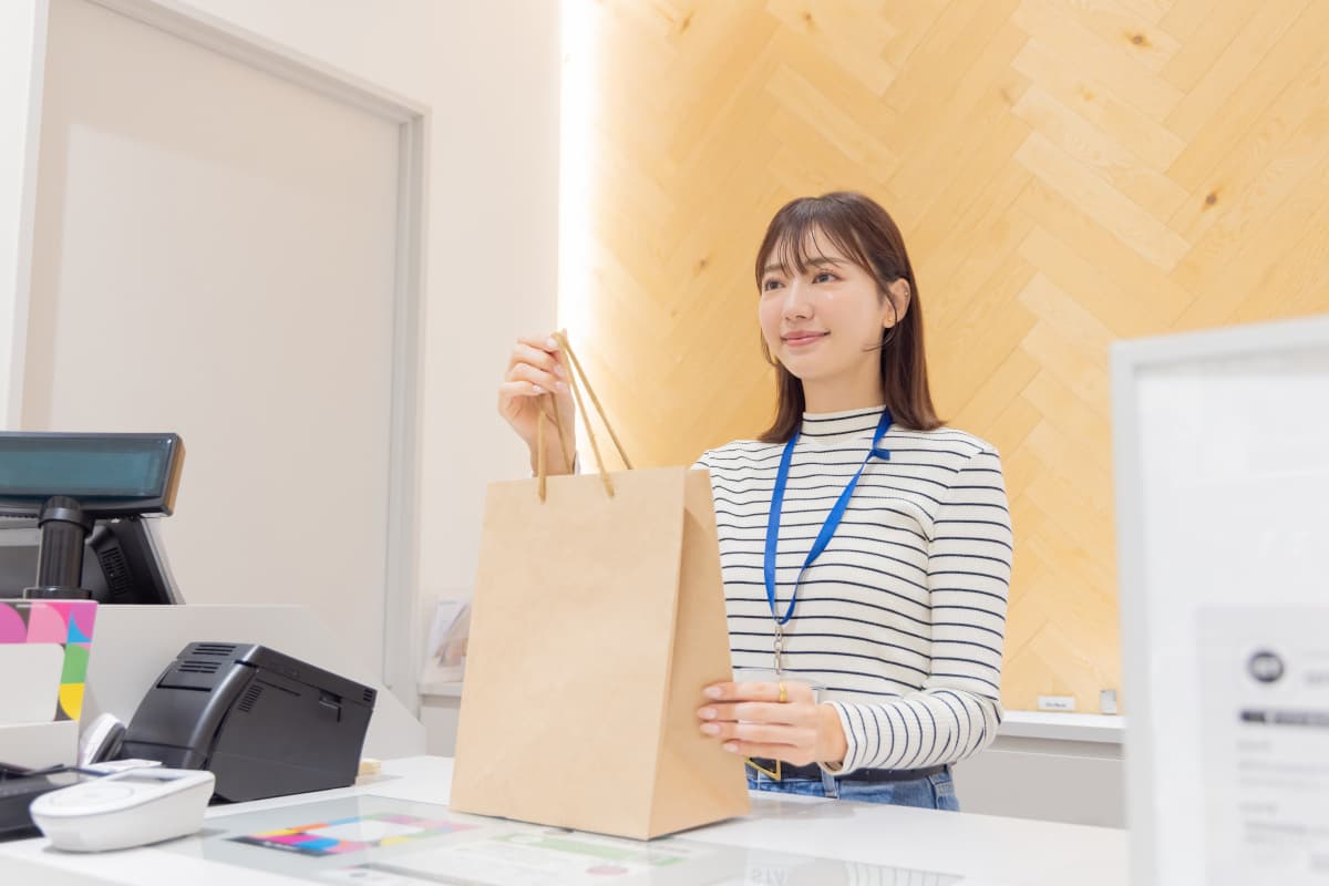 アパレルショップの女性店員