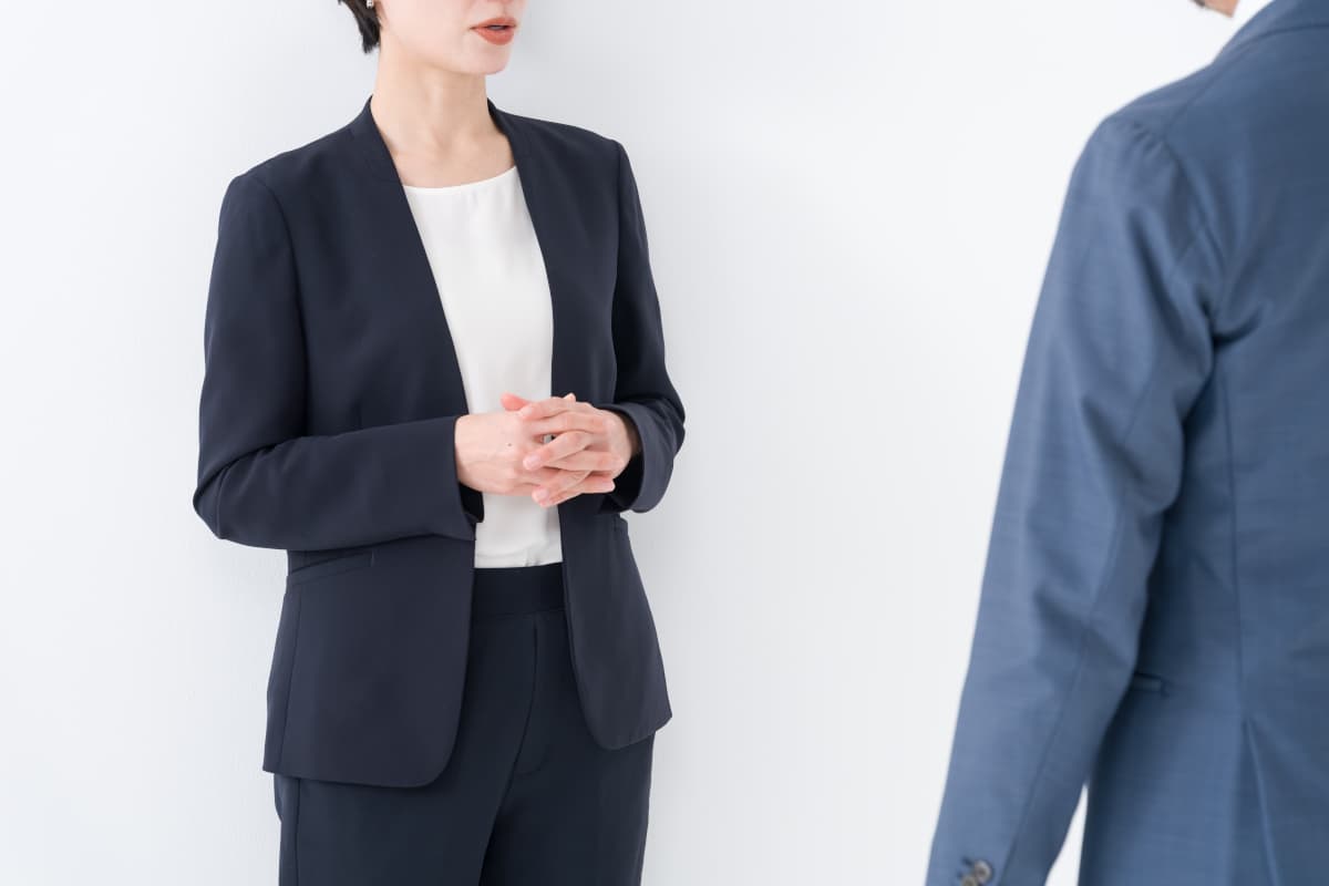 上司に相談する女性社員