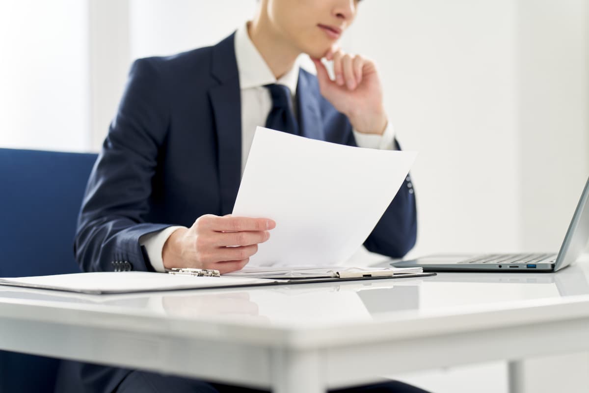 コストの見直しを考えている男性