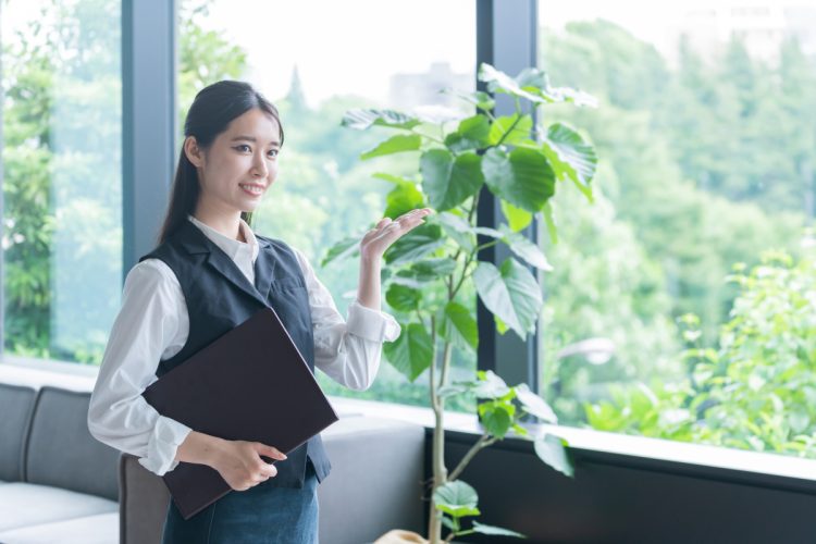 カフェで働くウェイトレス