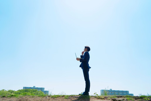 立って考える男性