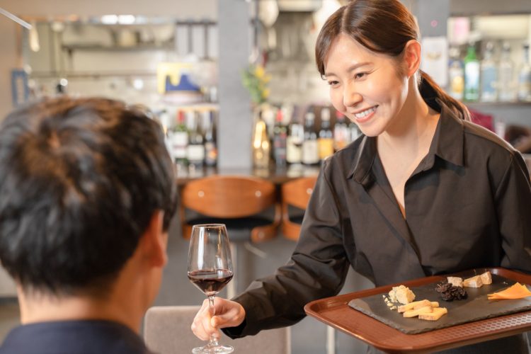 お客様に料理を運ぶスタッフ