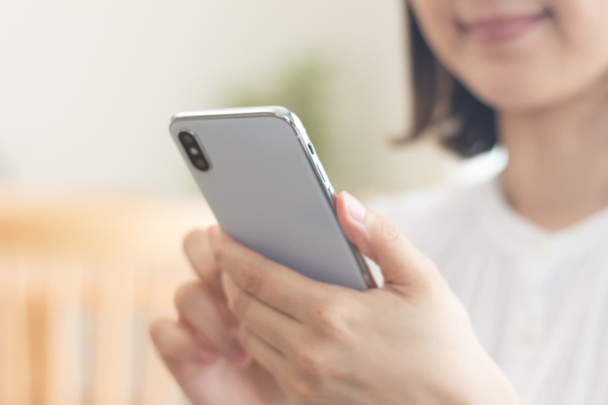 スマホで求人票を見る女性