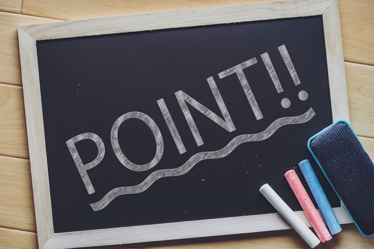 黒板にチョークで書かれたpointの文字