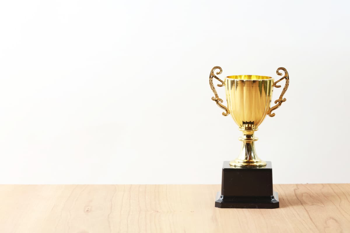 机の上に置かれたトロフィー