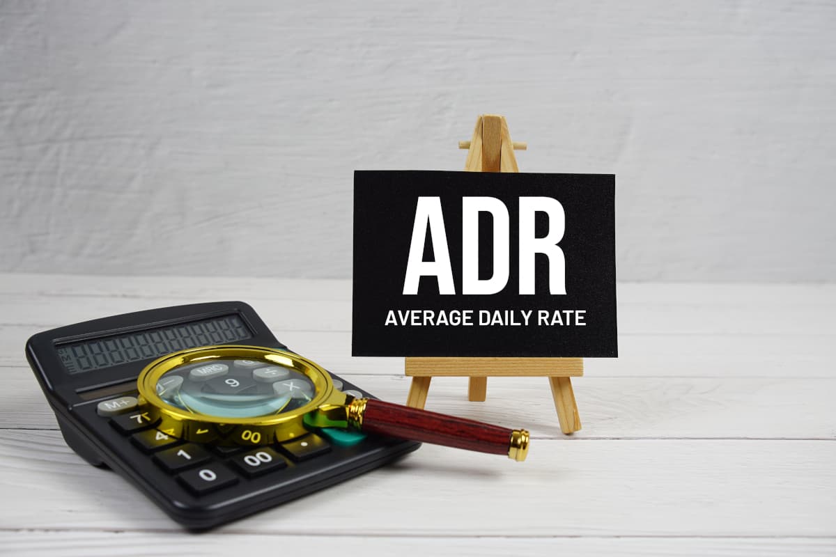 ADR(客室平均単価)と書かれた小さな黒板