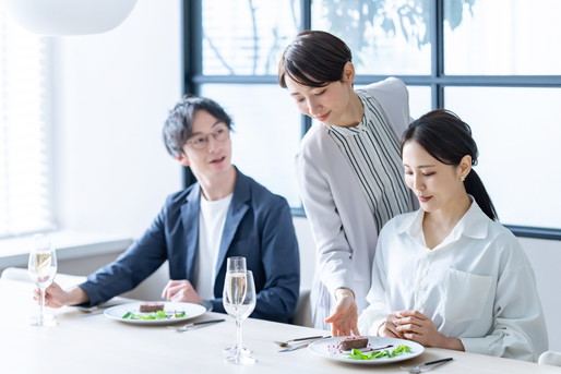 料理を提供するホテルスタッフ