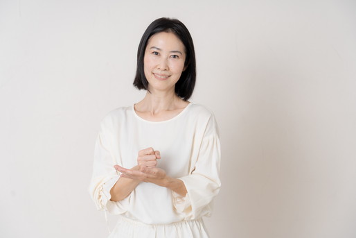 白い服を着た女性