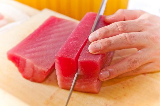 切られるマグロのさく