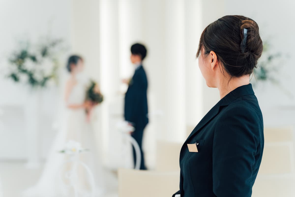 新郎新婦を見守るスタッフ