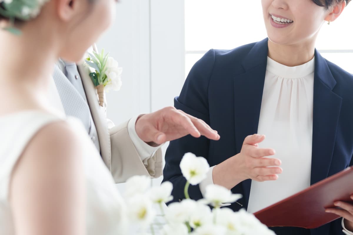 新郎新婦と話すブライダルスタッフ
