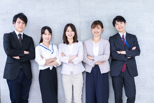 腕組をして笑顔を向ける人たち