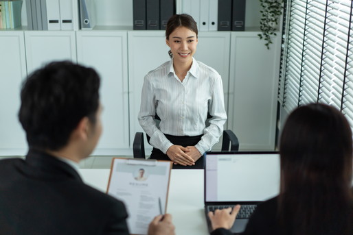笑顔で面接を受ける女性