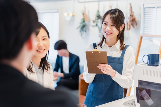 笑顔で接客する女性