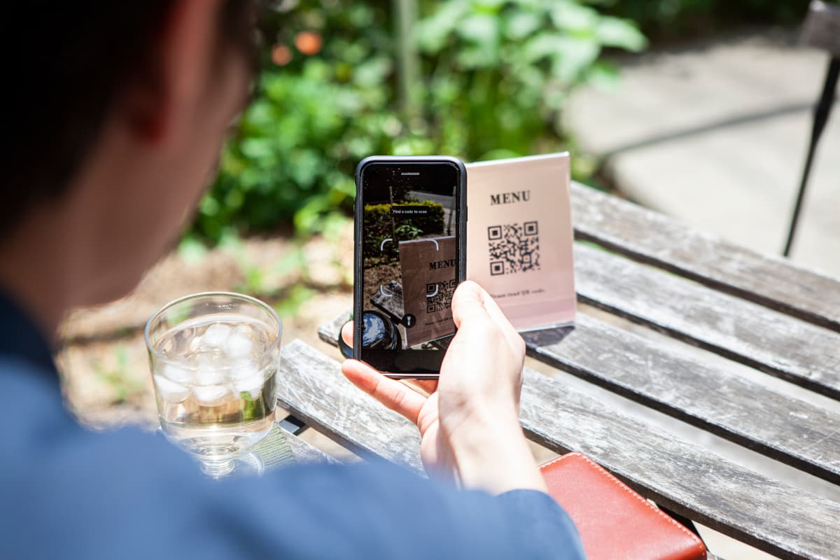 QRコードを読み取っている人