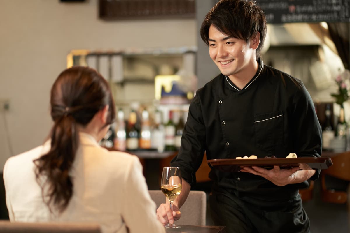 お客様と笑顔で話すスタッフ