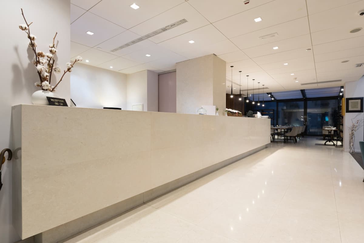 清潔感のあるホテルの受付