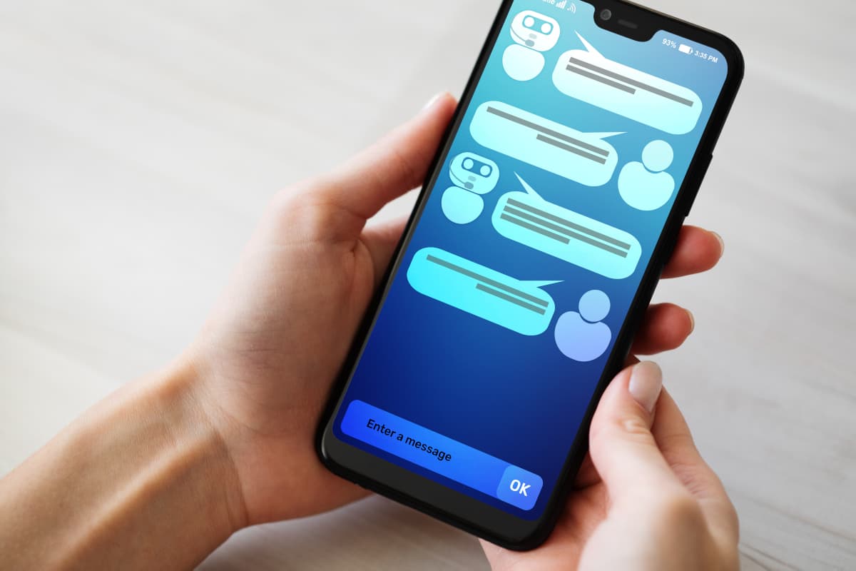スマホに移るチャットボットの画面