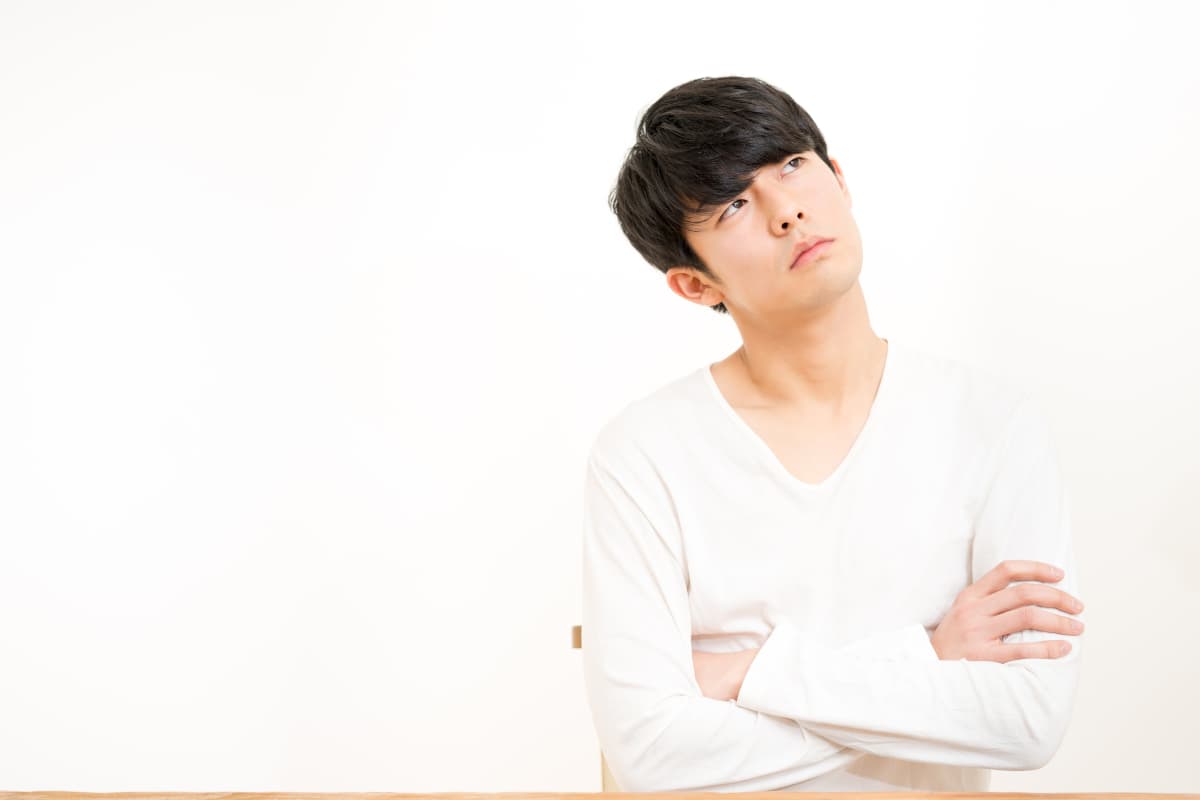 考え事をする男性