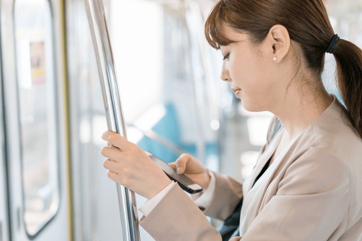 電車で通勤中の女性