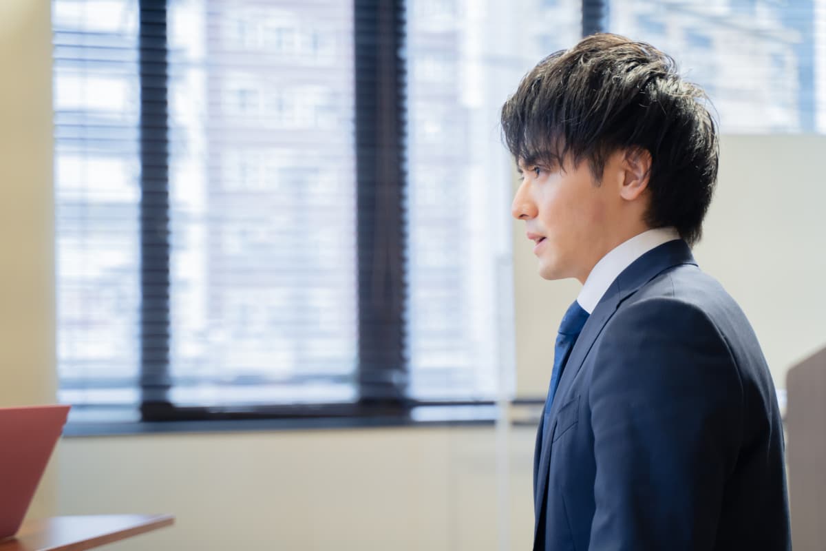 面接官の質問にはきはきした言葉で回答する男性