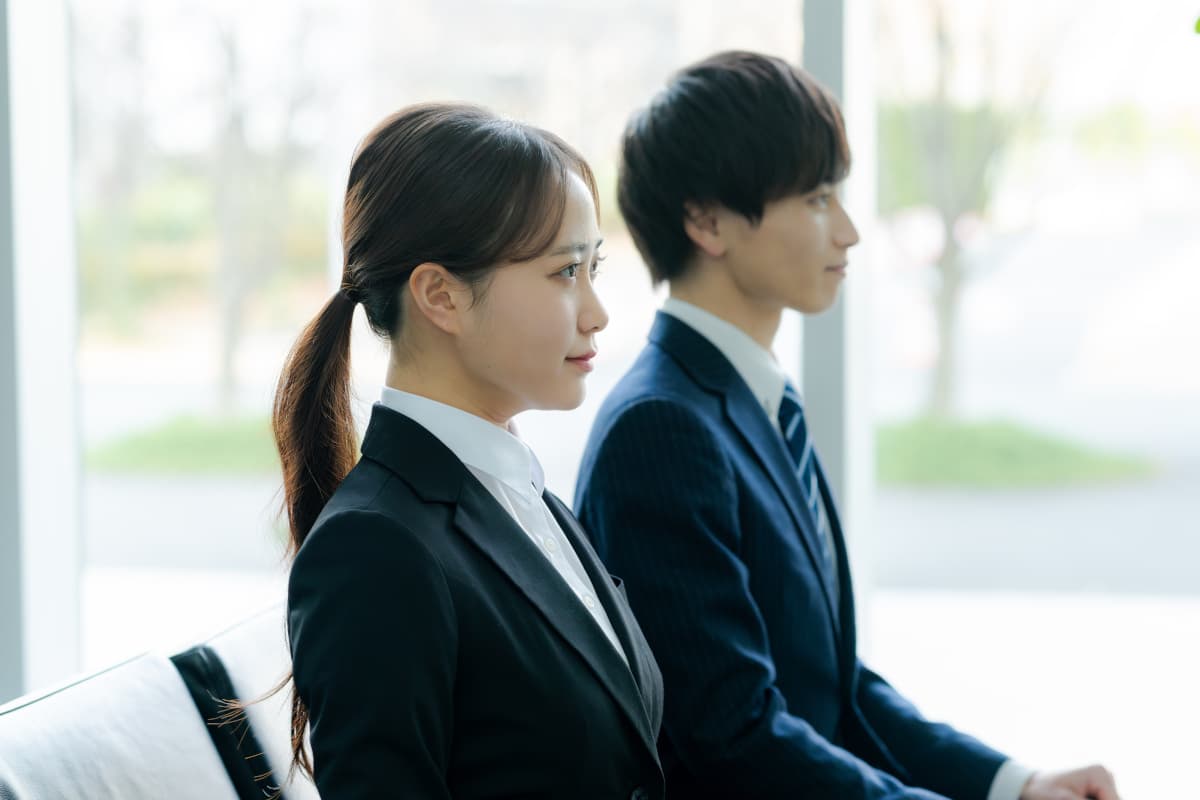集団面接中の若い男女