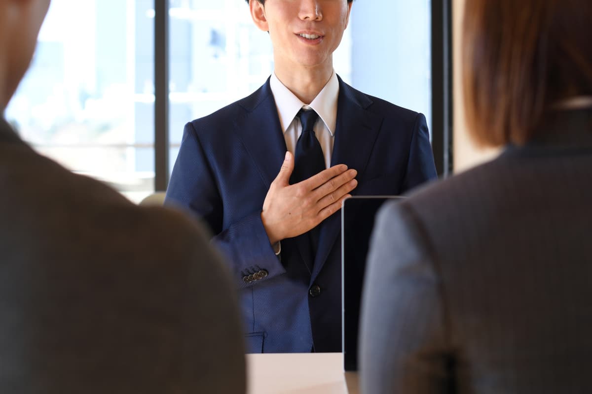 面接官の前で志望動機を話す男性求職者