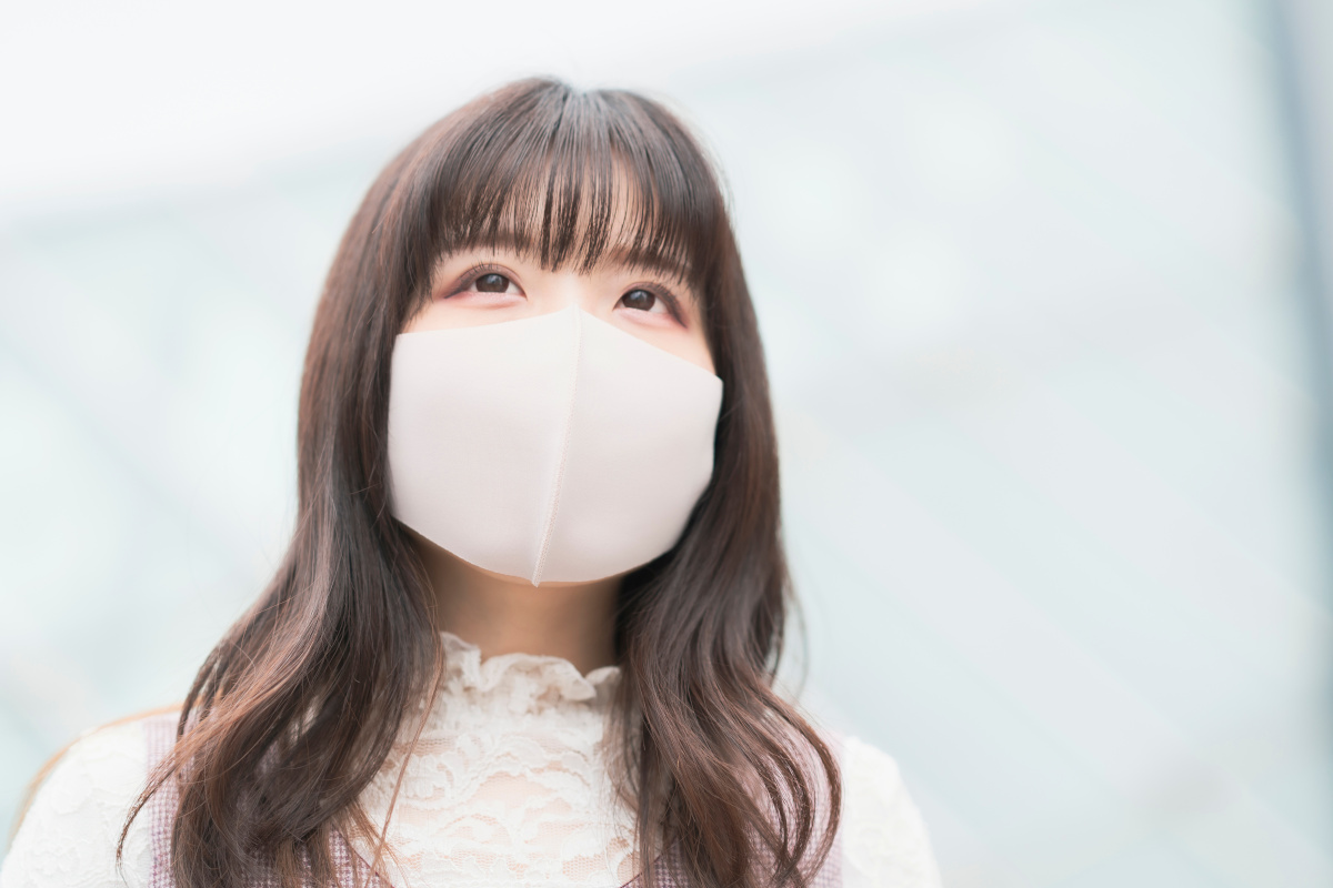 マスク姿の若い女性