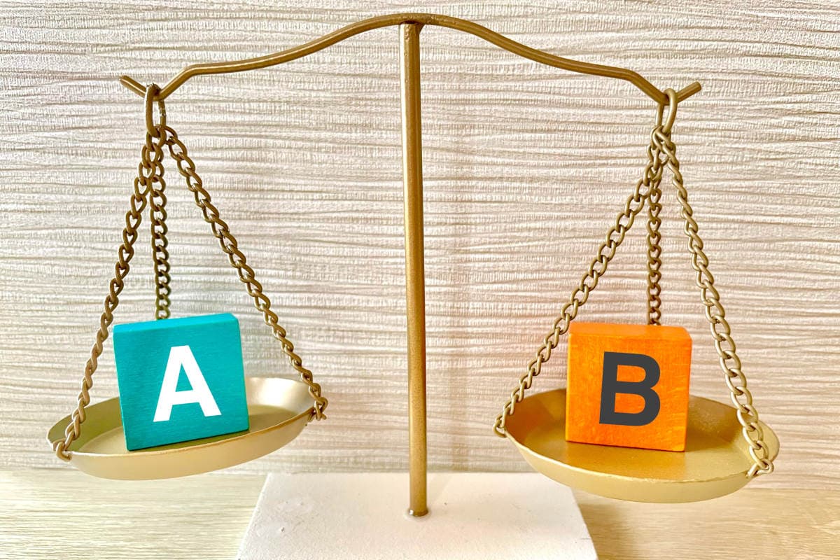 AとBのブロックが乗った天秤