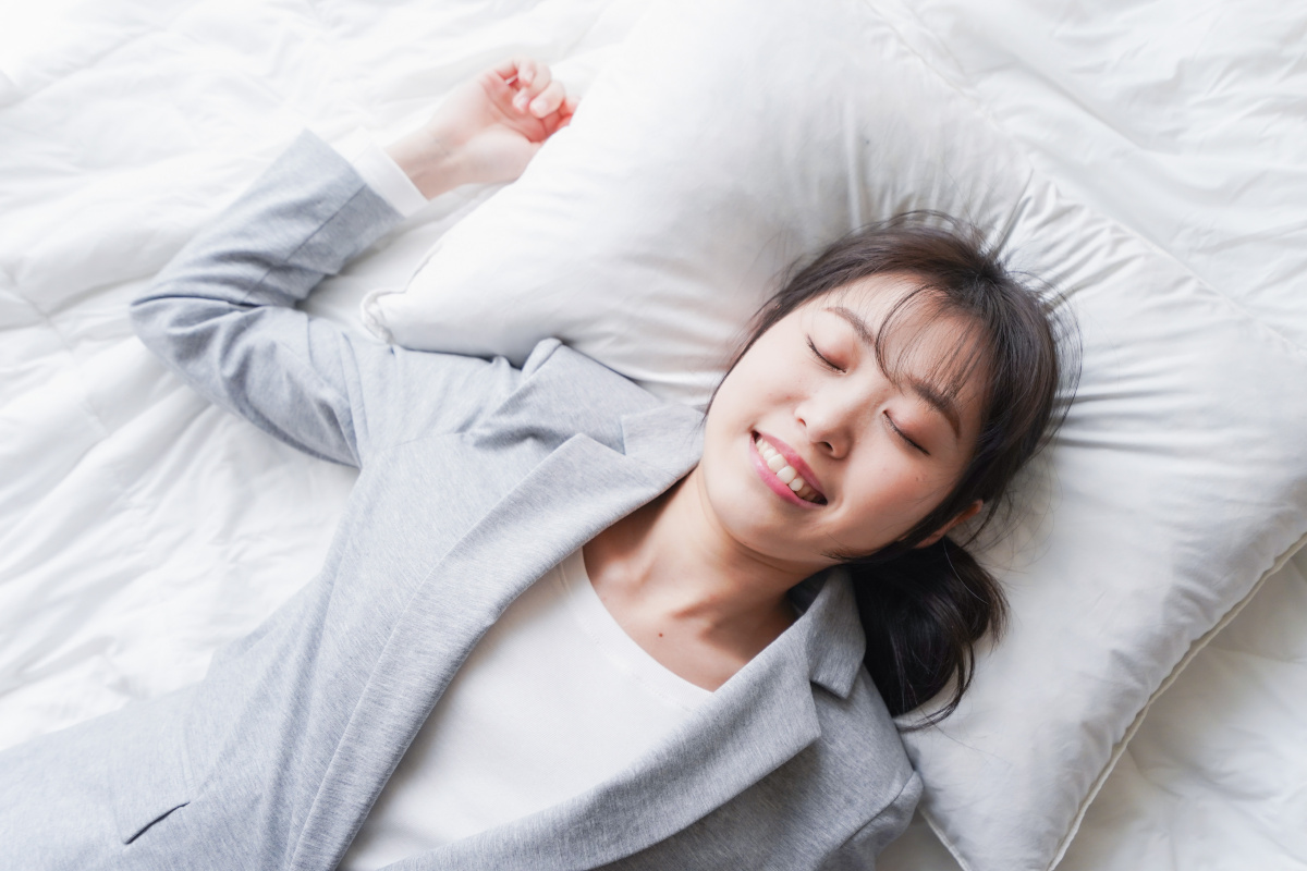 仕事中に仮眠を取る若いビジネスウーマン