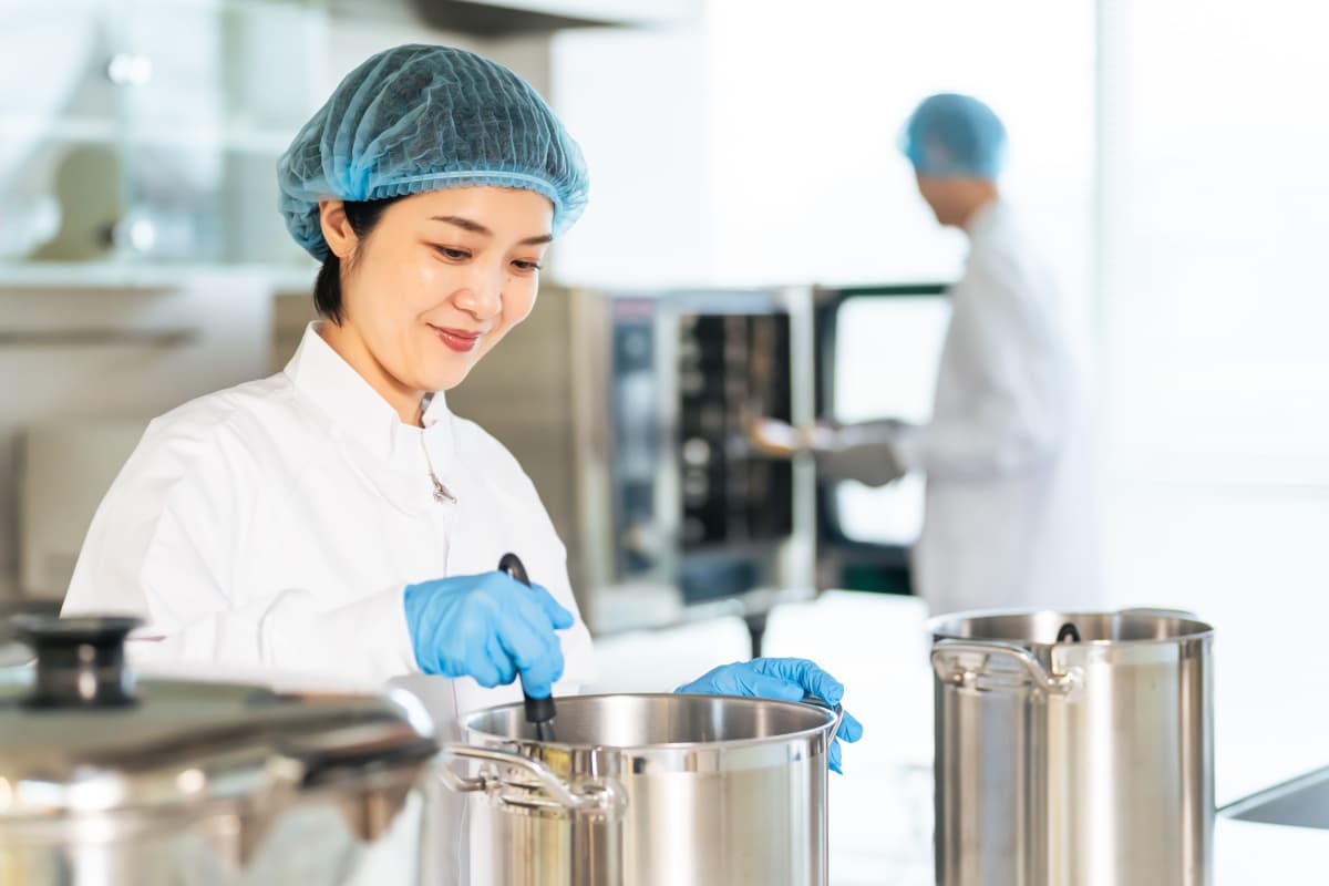 管理栄養士として給食センターで働く女性