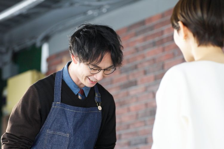 スタッフ・カフェ店員・飲食店・話す・男性・女性・お辞儀